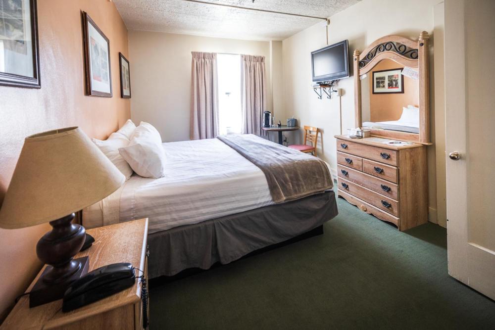 Standard King Room interior